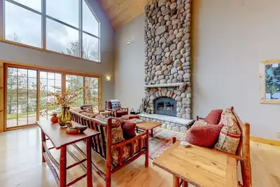 Image de Secluded lakefront home on 10 lake chain with private dock and swimming