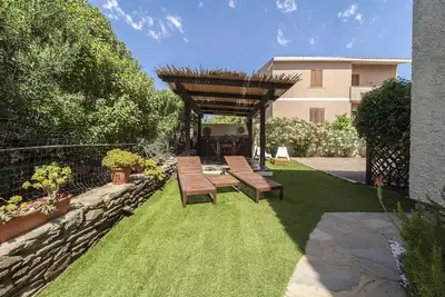 Image de Appartement \"Stintino Sea Front Apartments B\" avec vue sur la mer, balcon et jardin commun