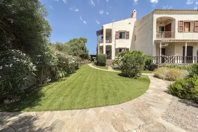 Image de Appartement de vacances \"Stintino Sea Front Apartments A\" avec vue sur la mer et jardin commun