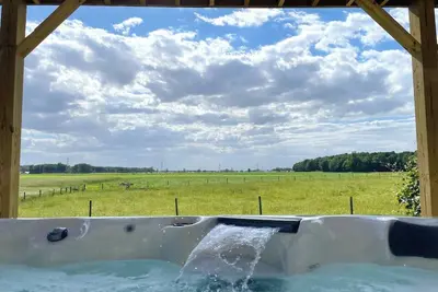 Image de | Hot Tub | Amish Farm Country | Pergola | Deck |