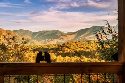 Luxury 3 King Suites Cabin, Mountain Views, FirePit, HotTub, Games, Pet friendly