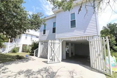 Image de Hidden Treasure – Cozy Stay with a Fenced Courtyard Near Dining & Golf Cart Rentals