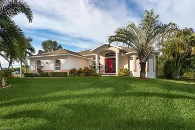 Image de Calling Waters-Gulf access w/dock, pool and Ht.
