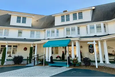 Image de Relax and unwind in the quiet surroundings of this historic inn.