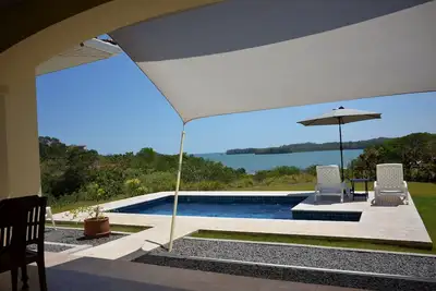 A entire beach house in front of the Pacific  for nature-loving families!