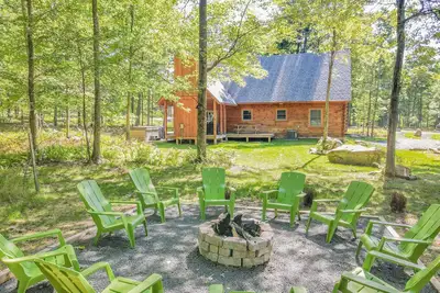 Image de Modern Cabin with Hot Tub and Outdoor Fireplace!