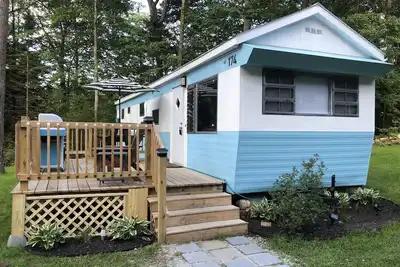 Image de Experience a Lakeside Retro 1950's Mobile Home Getaway
