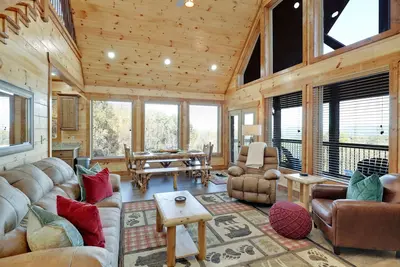 Image de June-July availability- great rates! Only 1. 5 mi from pkwy, 3 king beds, hot tub