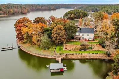 Image de Coventry Cove Lakefront House