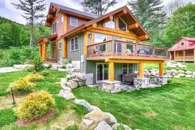 Image de Newly-constructed home with spacious deck, private hot tub, fireplace, and WiFi