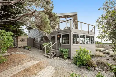 Image de Dog-friendly beach house with private hot tub, indoor pool, WiFi & ocean views