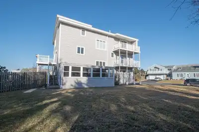 Image de Beautiful and Spacious 5 bedroom 3 1/2 bath. In the village of Pt. Judith.