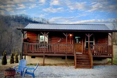 Image de Turkey Trot- New Cabin in Black Mountain w/ views & discount Biltmore tickets!