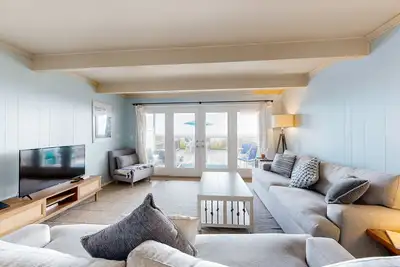 Image de Oceanfront condo with beach access, spacious deck, full kitchen & private W/D