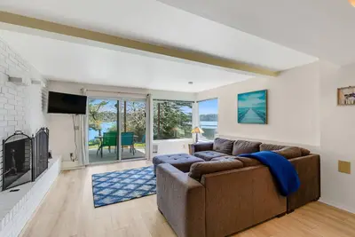 Image de Beachfront retreat w/bay views, covered patio, & more