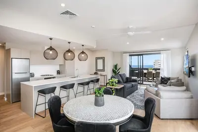 Image de Executive 2 bedroom 2 bath apartment - expansive water/district views Manly