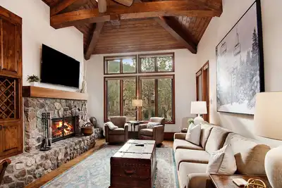 Image de Seasons Lodge 206 | 2br Arrowhead Condo w/ summer Ac, Pool, Hot Tub and Walk-to-