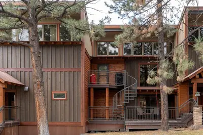 Image de Hot Tub & Pool, 10 Minutes to Skiing, Cozy Condo!