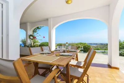 Image de Magnifique villa récemment rénovée avec vue sur la mer