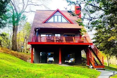 Image de Private lakefront chalet great for families.