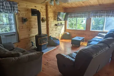 Image de Knotty Pine Home- 2 Min Walk to Lake and Dock