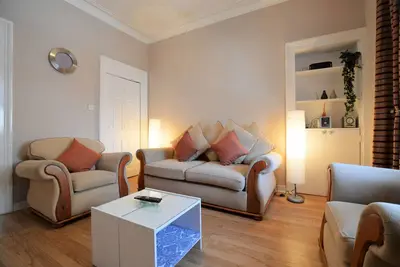 Image de Keek Oot at 73, upper apartment on Main St, value for money. Pet friendly.