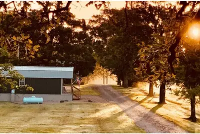 Image de Cozy & Rustic Tiny Cabin, WiFi, Outside fire pit, quiet and peaceful area