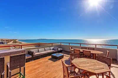 Image de villa, or condo)Nearby attractions (such as beaches or parks)