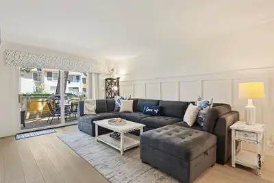 Image de Updated and fresh Harbour Town villa, only minutes from shopping and dining!