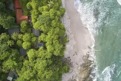 Image de Nekáui, Entire Property