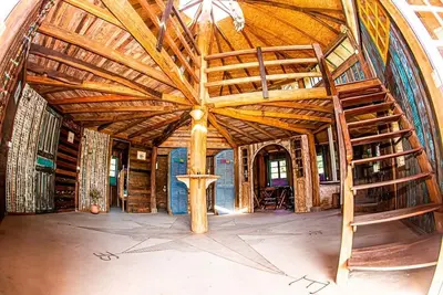 Image de Octagonal house in demolition wood (OkaMauna)