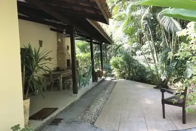 Image de Casa em Maresias com Amplo Jardim e Garagem a 800 Metros da Praia