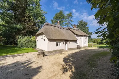 Image de River cottage sits in a pretty rural setting with its own enclosed garden