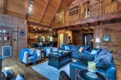 Image de Spacious Log Villa 6700sf Hot tub-wine country-19ac