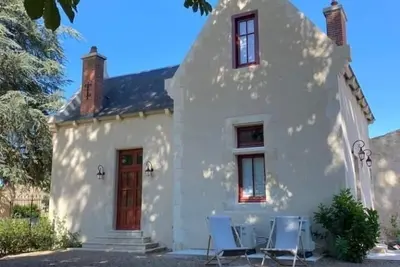 Image de Gîte élégant avec jardin privé, climatisation et parking à Ainay-le-Vieil