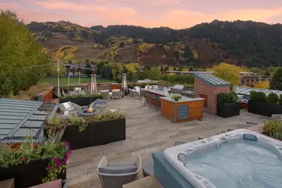 Image de The Mother Lode by Cuvee | Downtown Ph, Private Expansive Rooftop w/ Hot Tub