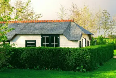 Image de atmosphère de ferme de luxe dans le pâturage près du lac tranquille, \"Le Grand Aa '