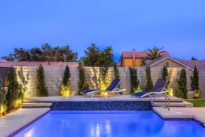 Image de Modern Luxury Vegas Pool Retreat w Hot Tub, Bbq