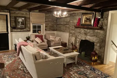 Image de Stylishly restored 1800's historic home- heart of Virginia hunt & wine country!