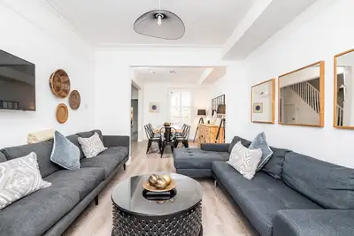 6 Longfield Terrace · Elegant, Modern 5 Bed House with Free Parking I Pass The Keys