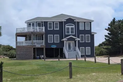 Image de Snowbird-friendly house with pool, hot tub, balcony & pickleball lines + net