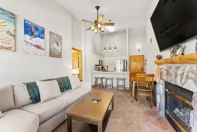 Image de Condo w/ Spacious Balcony w/ Mountain Views, Close to Lifts, Shops & Dining!