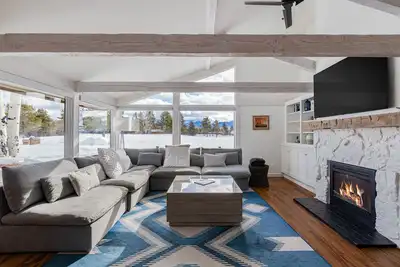 Image de Beautiful, modern townhome next to the golf course with WiFi and full kitchen