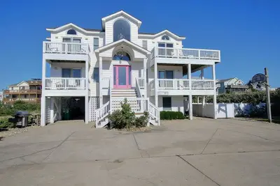 Image de Oceanside In Corolla w/ Private Pool, Hot Tub & Rec Room w/ Pool Table