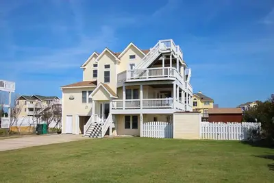 Image de Oceanside multi-level home with a private pool, hot tub, & a rec room with games