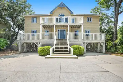 Image de Sound-front Home with private pool & hot tub - dog-friendly