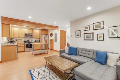 Image de Modern, dog-friendly cabin with fast WiFi, washer/dryer, deck & forest views