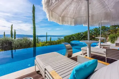 Image de Villa avec piscine et jacuzzi