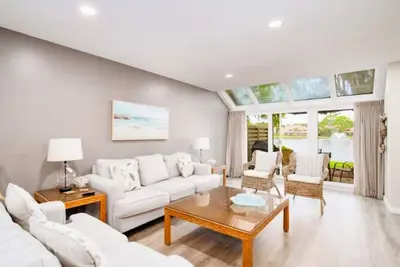 Image de Newly Renovated! Idyllic Lake Views, Golf Cart Included, Beach Close By!