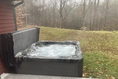 Image de Book your spring getaway now. Private hot tub and a pellet grill/smoker.